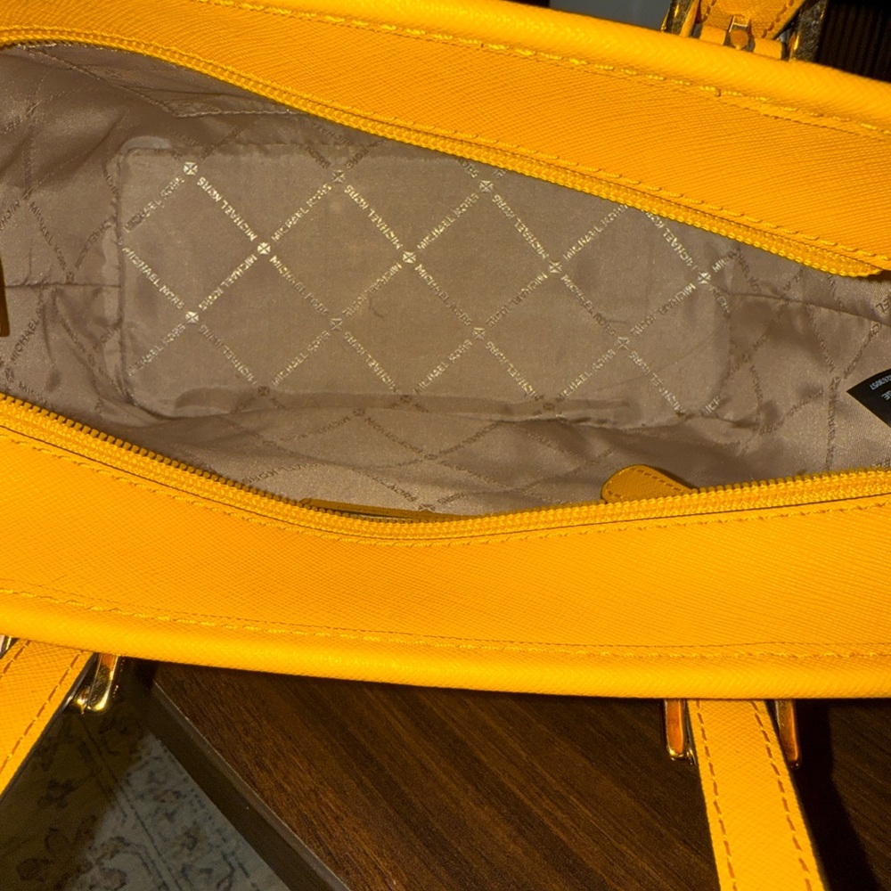 Michael Kors Jet Set Tote - Picture 3 of 6